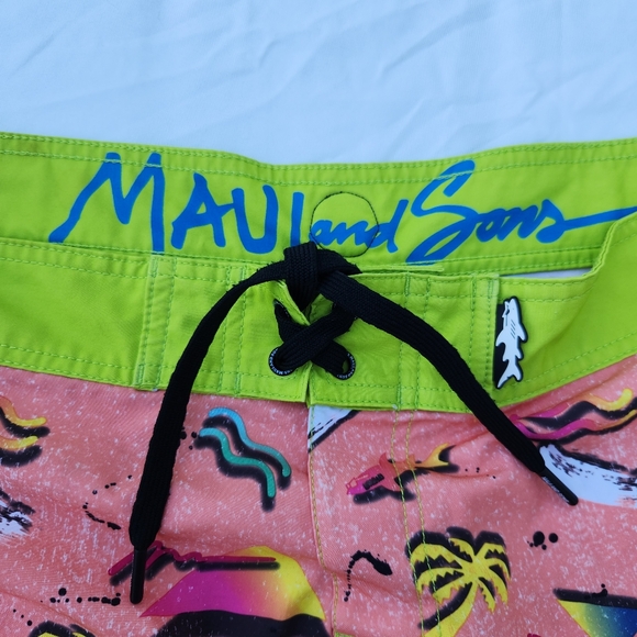 Maui and Sons Sz L Shorts - Picture 3 of 7